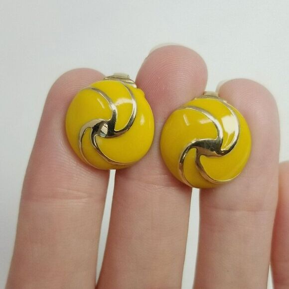 Vintage Yellow Enamel Round Clip On Earrings, Spiral Pinwheel Design, Estate - Picture 1 of 6